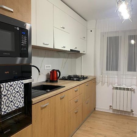 Sunny Apartment In Suceava Buitenkant foto